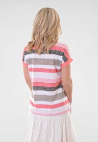 Chemise à rayures à manches courtes avec des couleurs incluant le rose, le blanc et le vert olive. Présente une texture douce et des poignets et un col contrastants en rose.