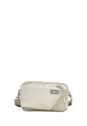 Bolso bandolera rectangular beige con cremallera plateada, bolsillo frontal y patrón repetido del logo GCDS.