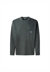 Camisa de mezclilla gris de manga larga con cuello redondo, que presenta un bolsillo en el pecho izquierdo y una pequeña etiqueta. La tela tiene una textura ligeramente desgastada.