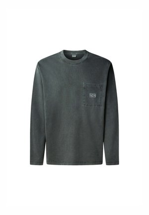Camisa de mezclilla gris de manga larga con cuello redondo, que presenta un bolsillo en el pecho izquierdo y una pequeña etiqueta. La tela tiene una textura ligeramente desgastada.
