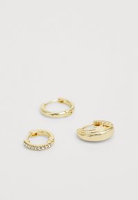 Conjunto de brincos de aro dourados, apresentando um liso, um texturizado e um adornado com strass transparentes. Vários tamanhos e designs.