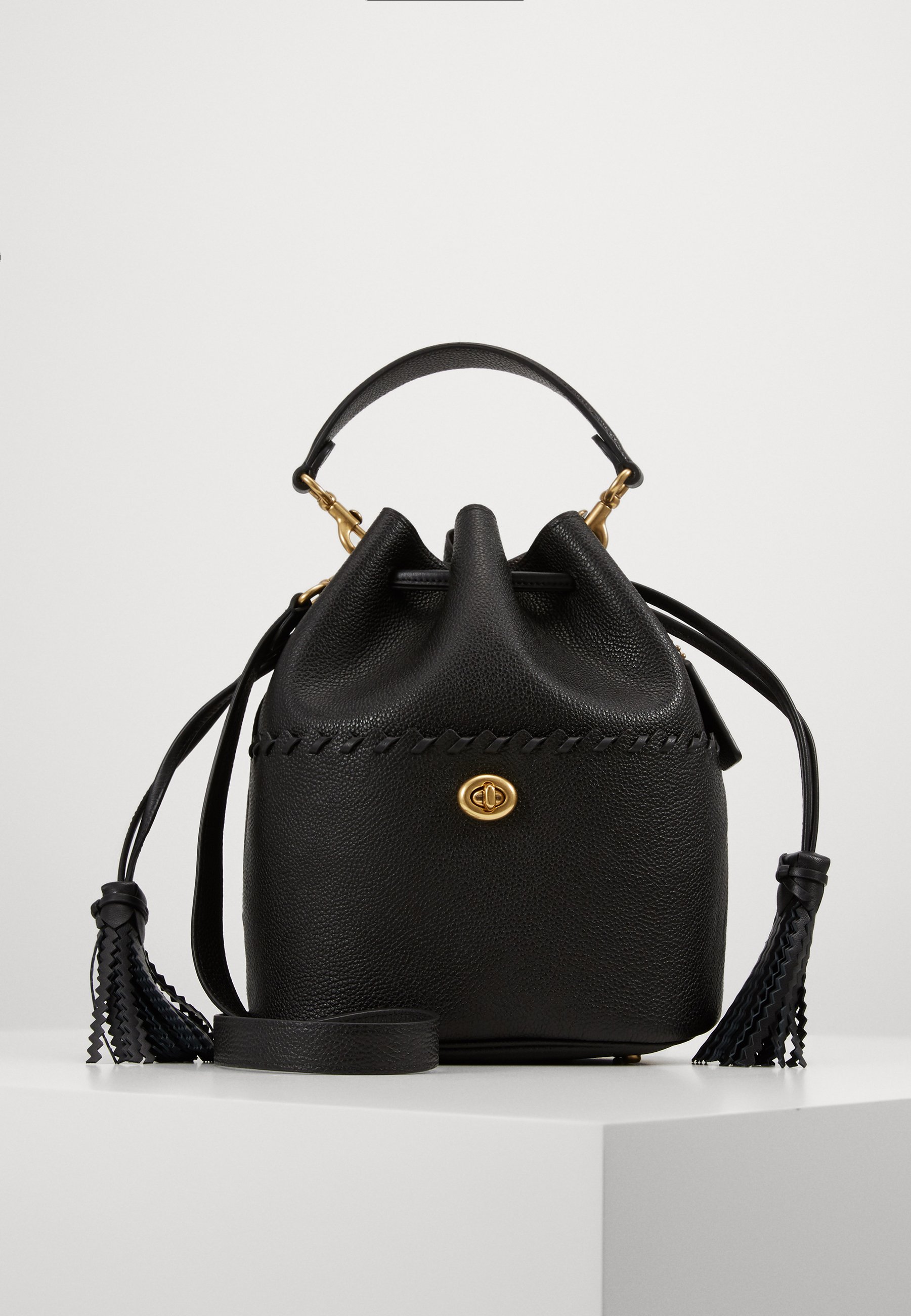whipstitch pebble leather lora drawstring bucket bolsa