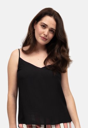 Top noir à bretelles spaghetti avec un décolleté en V, fabriqué en tissu léger et transparent. Il présente un ourlet droit et des détails délicats en rose au niveau du décolleté.