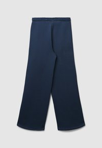 Pantalons de survêtement bleu marine à jambe large avec une taille élastique, fabriqués en tissu doux, présentant une texture lisse et sans motifs visibles.