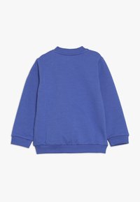 Blå långärmad tröja med rund hals och ribbad mudd och nederkant, visad bakifrån på en enkel vit bakgrund.