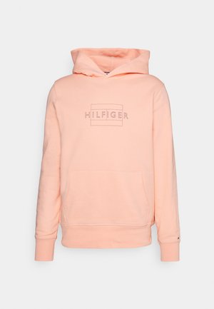 Sudadera rosa claro con bolsillo delantero y logo contorneado "HILFIGER" centrado en el pecho, mangas largas y capucha adjunta.