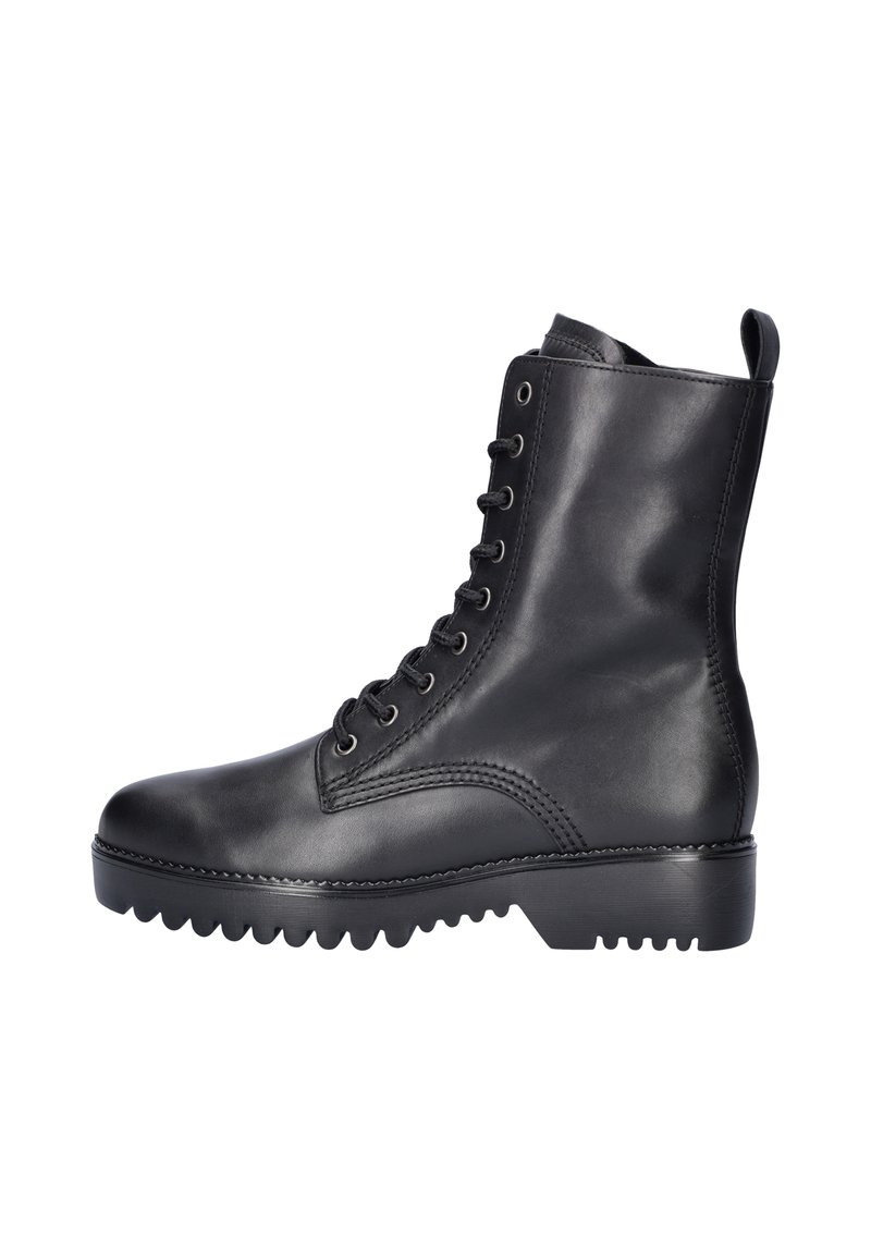 Zwarte leren veterschoenen met een dikke zool, enkellengte en een trekflap op een witte achtergrond.