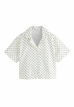 Cămașă albă cu mâneci scurte, cu nasturi, cu buline negre și guler clasic, expusă pe un fundal alb simplu.