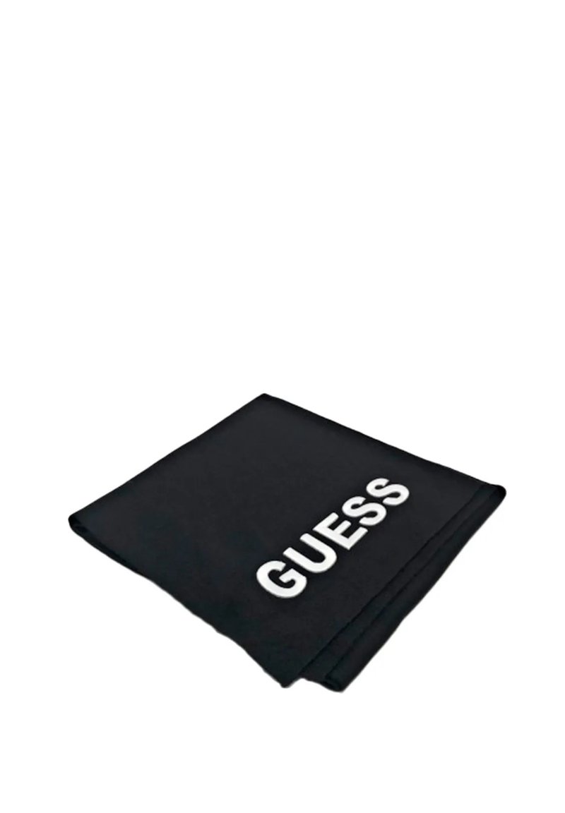 Svart stoffskjerf med fet hvit "GUESS" tekst på framsiden, rektangulær form, glatt tekstur, pent brettet design.
