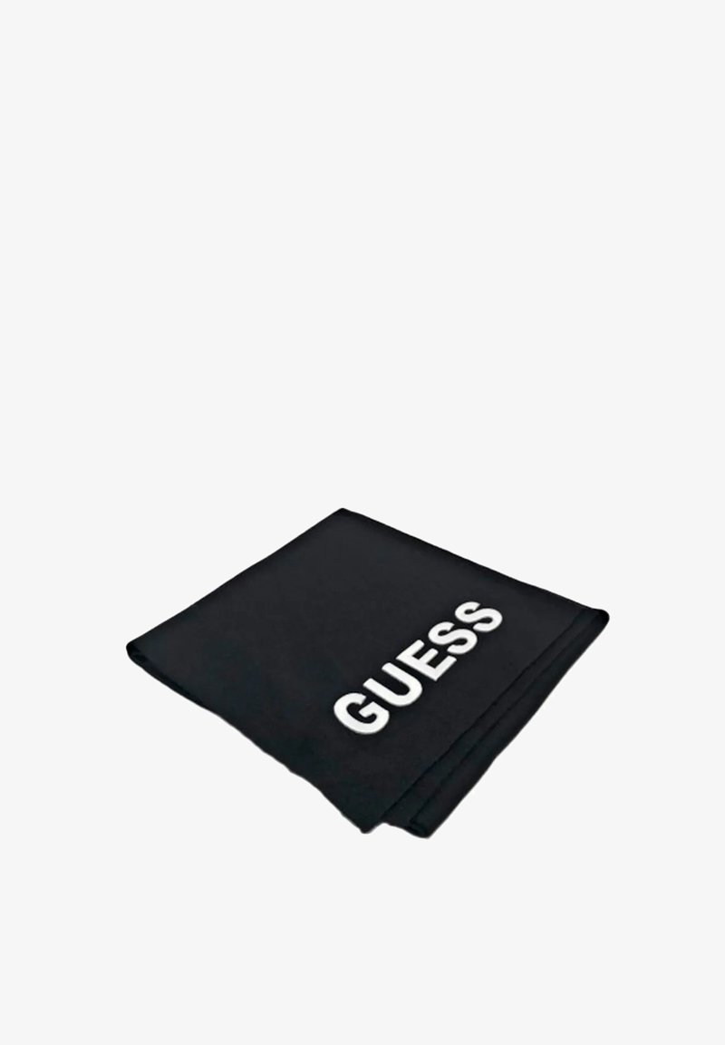 Lenço de tecido preto com letras brancas em destaque "GUESS" na parte frontal, formato retangular, textura suave, design cuidadosamente dobrado.