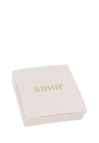 Caja cuadrada blanca con lettering dorado "amor" centrado en la tapa, fotografiada sobre un fondo blanco.