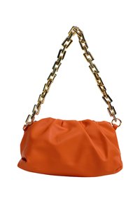 Borsa in pelle arancione con design arricciato, dotata di una tracolla in catena dorata. La borsa ha una texture morbida e una forma arrotondata.