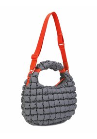 Grijze gewatteerde schoudertas met een gewatteerde textuur, voorzien van een oranje verstelbare riem en een afgeronde bovenhandgreep. Ritssluiting.