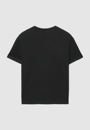 T-shirt nera in cotone con maniche corte, scollo rotondo e vestibilità regolare. Il tessuto appare liscio e morbido, con dettagli minimi.