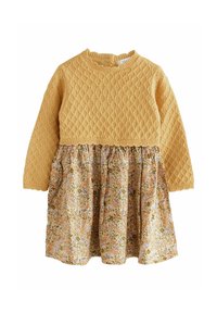 Robe en tricot jaune avec un corsage texturé et une jupe à imprimé floral featuring des fleurs orange et violettes sur un fond clair. Manches longues.