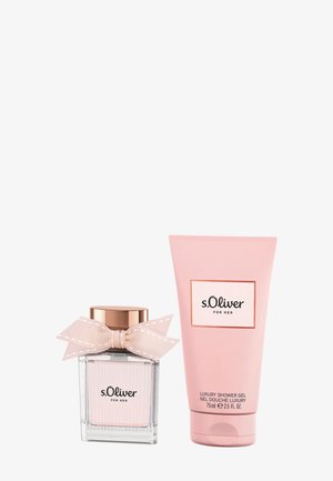 Flacon de parfum s.Oliver for Her avec nœud rose et bouchon en or rose, à côté d'un tube de gel douche de luxe assorti rose, 75 ml chacun, sur fond blanc.