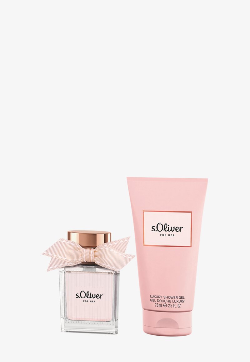 Flacon de parfum s.Oliver for Her avec nœud rose et bouchon en or rose, à côté d'un tube de gel douche de luxe assorti rose, 75 ml chacun, sur fond blanc.