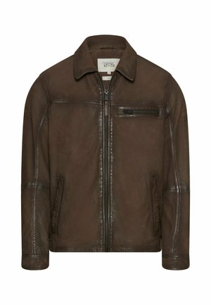 Ciemnobrązowa skórzana kurtka z kołnierzem, przednim zamkiem błyskawicznym, kieszenią na piersi na zamek oraz dwoma bocznymi kieszeniami, prezentowana na białym tle.