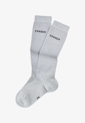 Calcetines grises con textura de canalé y logotipo impreso "CPHHGH" en negro en los puños. Textura suave, diseño ligero, adecuados para uso casual.