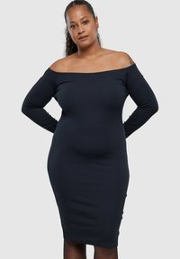 Svart, ribbet off-shoulder kjole med lange ermer, figurnær silhuett som når midt på leggene, glatt tekstur og minimalistisk design.