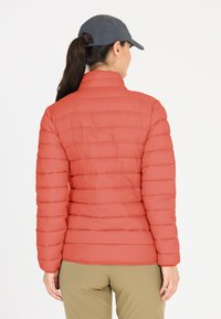 Röd puffjacka med horisontella fällor, hög krage och långa ärmar. Slät textur, lätt material och en slim fit-design.