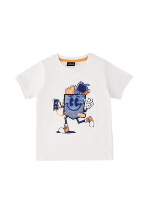 Biała koszulka dla malucha z uśmiechniętą postacią w niebieskiej dżinsowej kieszeni, trzymającą odtwarzacz muzyki i idącą, wypełnioną przyborami szkolnymi.