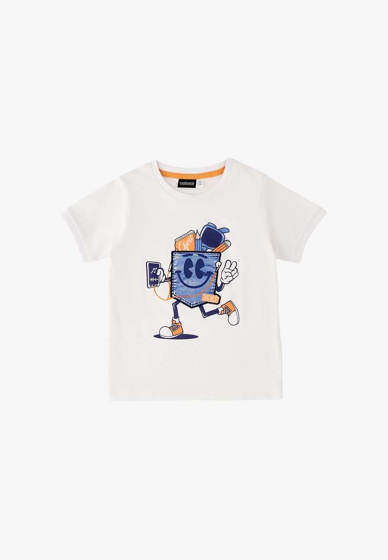 Camiseta blanca para niño pequeño con un personaje sonriente en un bolsillo vaquero azul que sostiene un reproductor de música y camina, lleno de útiles escolares.