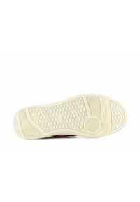 Semelle de chaussure avec une surface en caoutchouc texturée ; couleur beige clair avec un motif de semelle pour une meilleure traction et adhérence. Détails de design minimalistes.