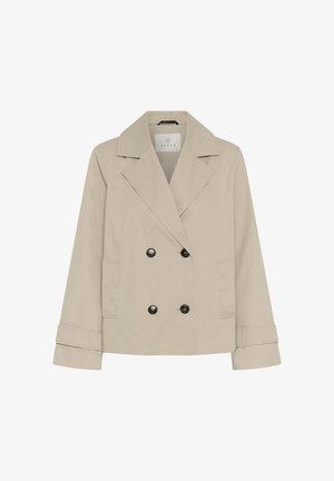 Beige damesblazer met dubbele knoopsluiting, brede revers, twee voorzakken, knoopmanchetten en zwarte knopen.