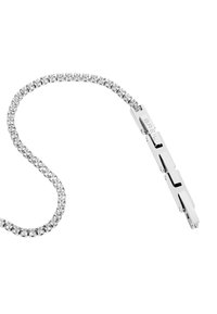 Collar de plata con una cadena flexible de cristales transparentes y un clasp rectangular con la marca "BREIL" grabada. Acabado suave y pulido.