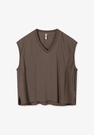 Top marrón sin mangas con cuello en V, corte holgado, aberturas laterales y etiqueta de tela en el interior del cuello sobre un fondo blanco.