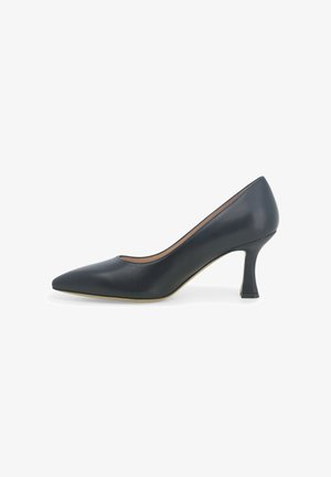 Décolleté da donna in pelle nera con punta affilata e tacco medio curvo su sfondo bianco.