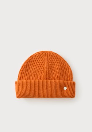 Orange ribstrikket hue med opsmøg og lille rundt metal logo på front højre side.