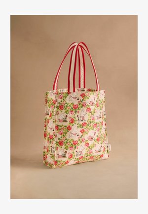 Die florale Baumwolltasche verfügt über rote Stoffgriffe, hat eine rechteckige Form und zeigt einen Druck mit kleinen Tieren zwischen grünen Blättern und pinken Blumen.