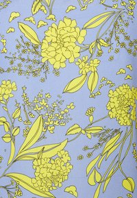 Fond lavande avec un motif floral jaune vif comprenant des grappes de fleurs, des feuilles et de petits boutons dans un design répétitif.