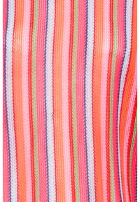 Prim-plan al unui material texturat cu dungi verticale în tonuri de roșu, roz, coral, verde, alb și albastru.