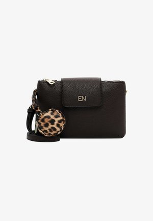 Sort læder crossover taske med klap foran og guldfarvet hardware. Inkluderer en rund tilbehør med leopardmønster og en rem.