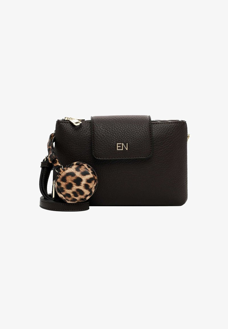 Bolso cruzado de cuero negro con solapa frontal y herrajes dorados. Incluye un accesorio redondo de estampado de leopardo con una correa.