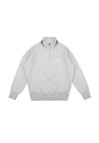 Jasnoszara bluza z ćwierć zamkiem, prążkowanymi mankietami i dołem oraz małym logo na lewej piersi. Wykonana z miękkiej, teksturowanej tkaniny.