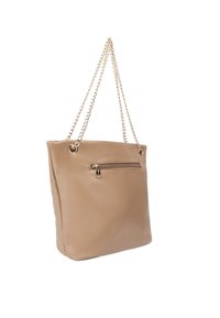 Beige tote taske med en glat lædertekstur, der har en frontlomme med lynlås og guldkæderem til to bæremuligheder.