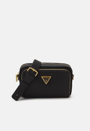 Zwart gestructureerde leren crossbodytas met gouden ritsen, verstelbare riem en driehoekige Guess logo-plaatje aan de voorkant.