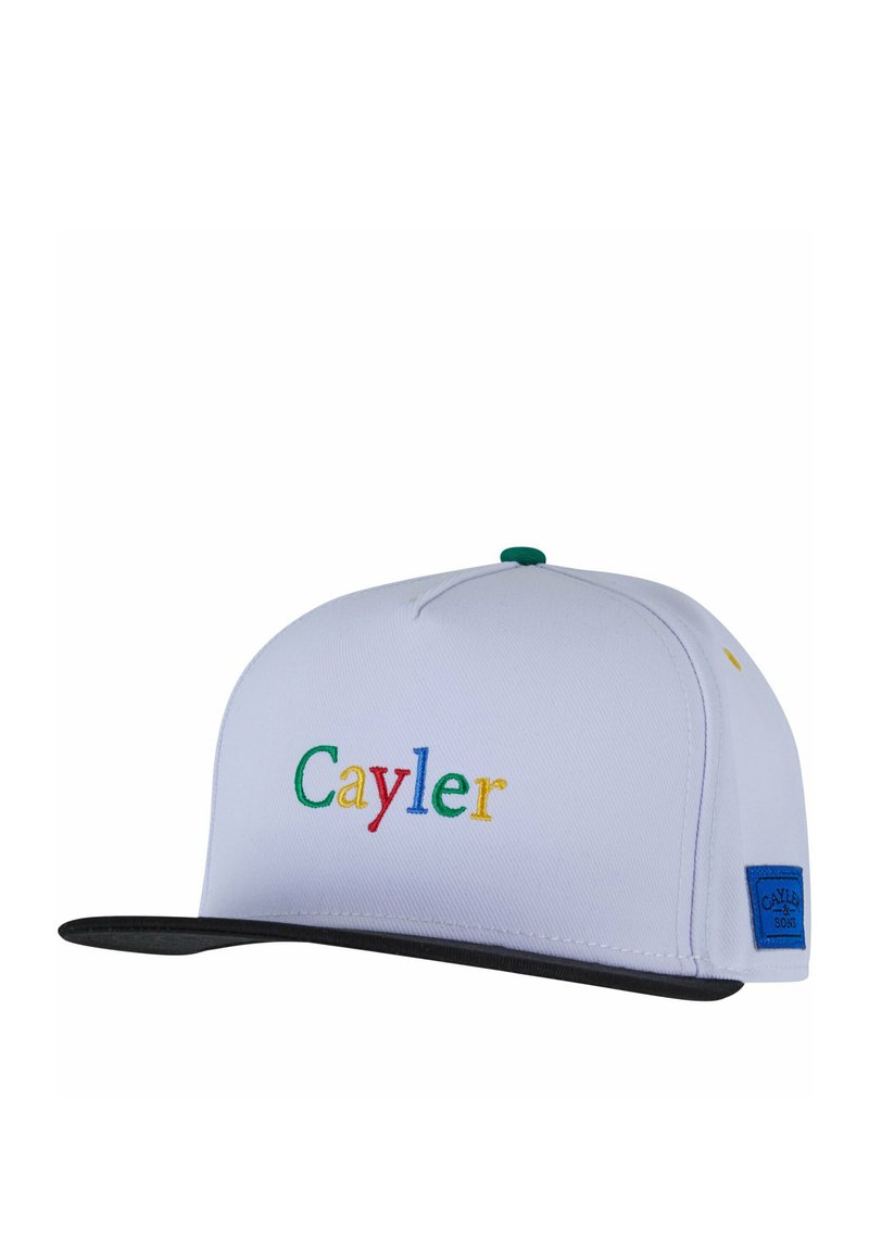 Hvid kasket med sort skygge, der har multicolor "Cayler" broderi på forsiden og et blåt logo-lap på siden. Grøn knap på toppen.