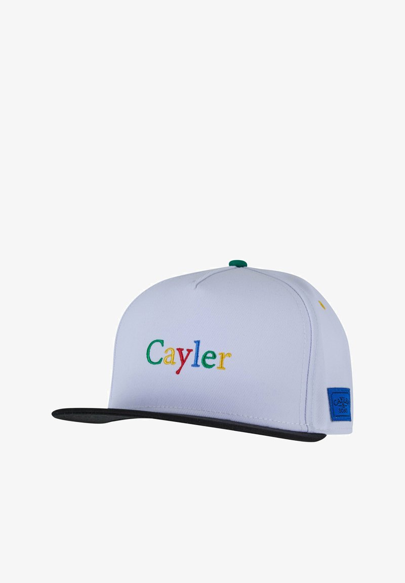 Vit keps med svart skärm, med flerfärgad "Cayler" brodyr på framsidan och en blå logotyp-patch på sidan. Grön örnknapp.