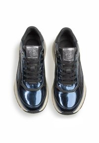 Sneakers blu navy con una finitura lucida in pelle verniciata, dettagli neri testurizzati, lacci piatti e un logo argento sulla linguetta.