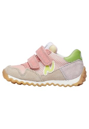 Dziecięcy sneaker z różową siateczką, beżowymi zamszowymi wstawkami, zielonym zapiętkiem, żółtym logo, dwoma paskami na rzep i falującą jasnobrązową gumową podeszwą.