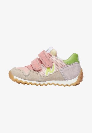 Dziecięcy sneaker z różową siateczką, beżowymi zamszowymi wstawkami, zielonym zapiętkiem, żółtym logo, dwoma paskami na rzep i falującą jasnobrązową gumową podeszwą.