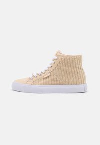 Hochschnittige Sneaker aus lichtbeigem Stoff mit vertikaler Rippenstruktur, weißer Gummisohle und weißen Schnürsenkeln. Das Design ist minimalistisch und modern.