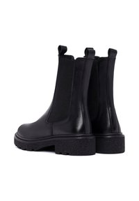Czarne skórzane botki za kostkę z elastycznymi bocznymi panelami, uchwytami do zakładania i teksturowanymi gumowymi podeszwami. Elegancki design z solidną, chunky platformą.