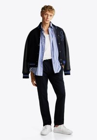 Tommy Hilfiger DENTON  - Chino - desert sky