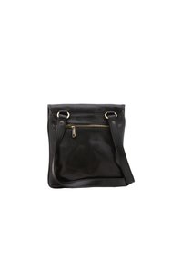 Borsa in pelle nera con una texture morbida, forma rettangolare, dotata di una tasca frontale con zip e tracolla regolabile. Dettagli in metallo dorato.